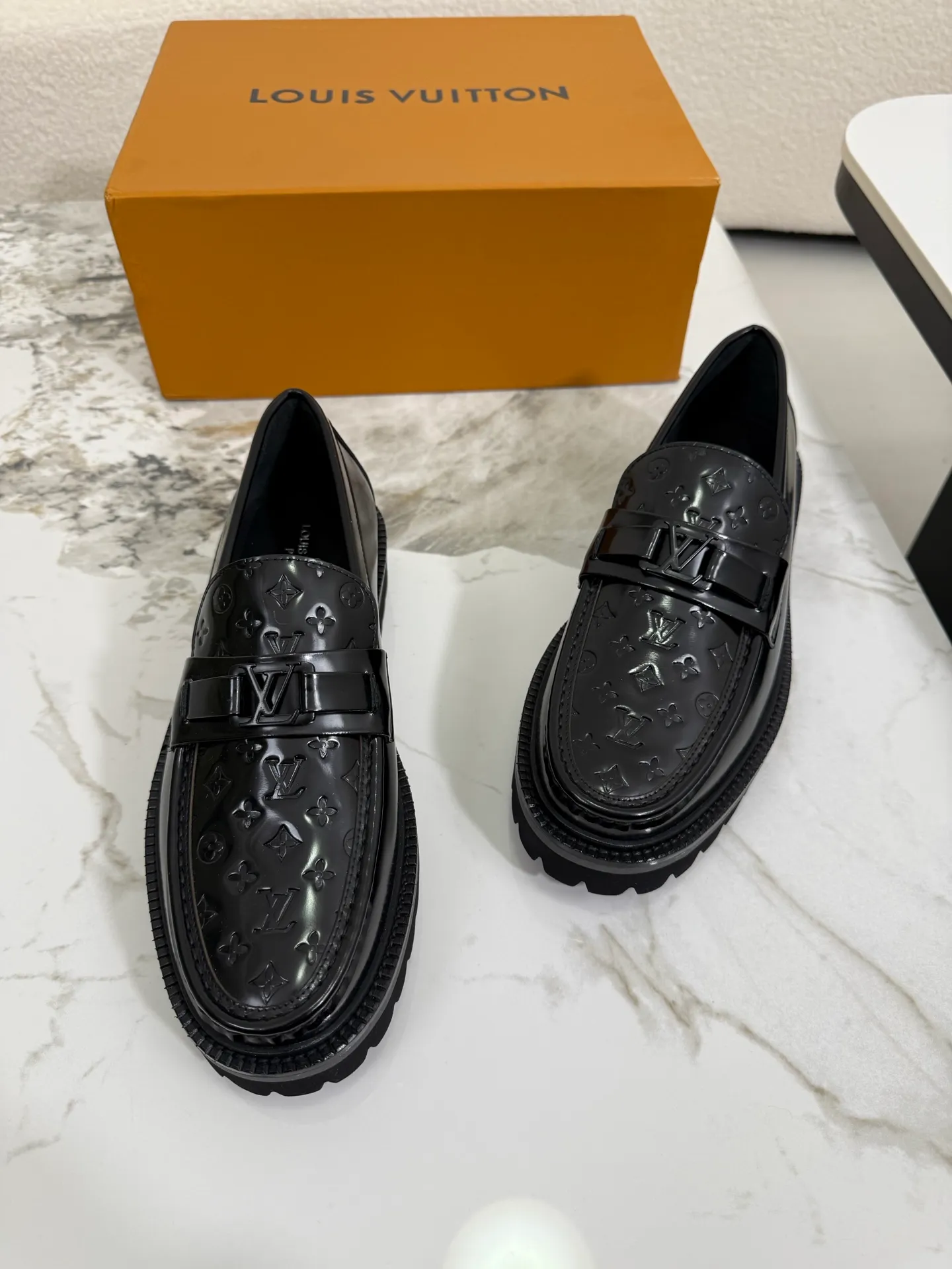 [L Family] Top P: 800💰 ▪️Size: 39-44 (38.45 custom-made) The top male god leather shoes Lv series are sold at the same time with original factory configuration, original cowhide fabric imported from Italy, soft and comfortable, imported water-dyed cow lining, soles: original ultra-light French foam outsole super comfortable, original factory with single goods 🔍🔍high quality, can be entered and exited at will, welcome to compare and synchronize.